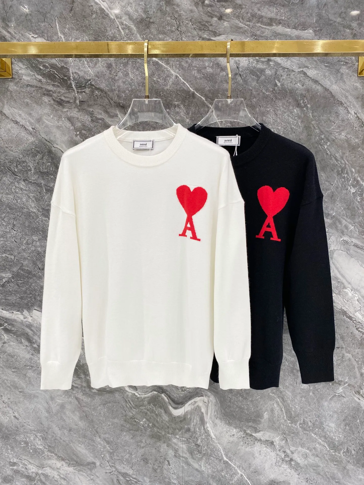 ami·Autumn and winter round neck knitting is the most New Arrival! High-quality Italian imported fabrics, high-density knitting, Versatile sweaters, and shirts are all very handsome! Logo! It is more durable and less prone to deformation. It has an excellent fit and can be easily held in various styles. It is also a type that needs to be adjusted according to the fit of the fabric! Classic fashion decoration, which is sought after every year, has become popular all over the world! Sizes:S-XXL